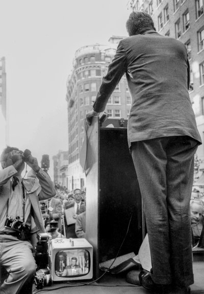 John F. Kennedy kampánybeszédet tart Seattle-ben, WA-ban alkotó: Ted Spiegel