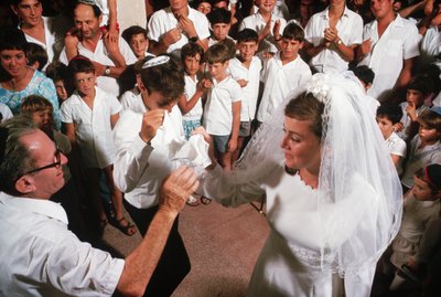 Kibbutznik táncolnak a menyasszony és a vőlegény körül alkotó: Ted Spiegel