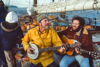 Peter Seeger zenész és környezetvédő bendzsózik a Clearwater fedélzetén a... alkotó: Ted Spiegel