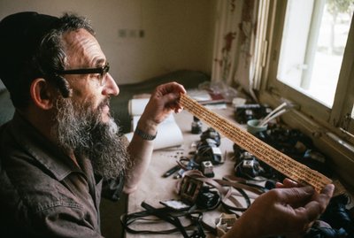 Scribe aka sofer Ellenőrzi a Tefillin tartalmát alkotó: Ted Spiegel
