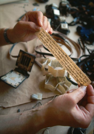 Scribe aka sofer Ellenőrzi a Tefillin tartalmát alkotó: Ted Spiegel