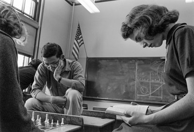 Diákok sakkoznak és olvasnak az ames A. Garfield High Schoolban, egy városi középiskolában.... alkotó: Ted Spiegel