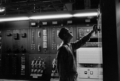 Telefonkészülékek karbantartása a PacTel aka Pacific Telephone Bellinghamben, ... alkotó: Ted Spiegel