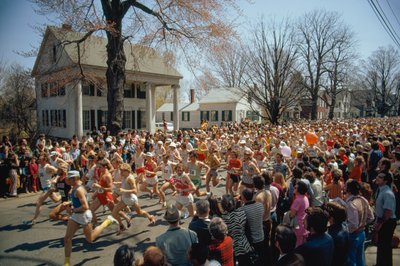 Itt kezdődik a 77. bostoni maraton. alkotó: Ted Spiegel