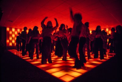 Fiatal táncosok egy diszkó éjszakai klub diszkó táncol egy kivilágított padlón alkotó: Ted Spiegel