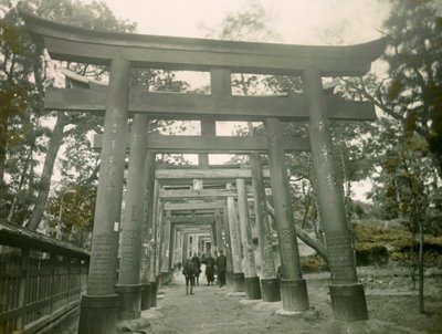 Torii az inari kiotói szentélyben, 1900-1915 körül (fénykép) alkotó: Teijiro Takagi