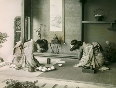 Két japán nő hagyományos viseletben üdvözli egymást a teaszertartás előtt, 1900 körül - 1915 (fénykép) alkotó: Teijiro Takagi