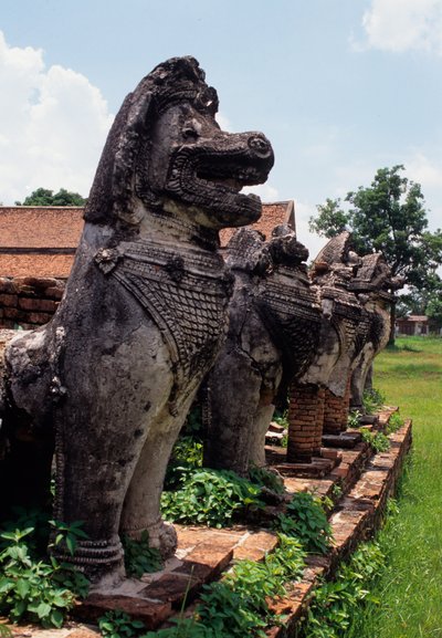 A sztúpa alapja köré épített oroszlánszerű kő gyámfigurák alkotó: Thai School