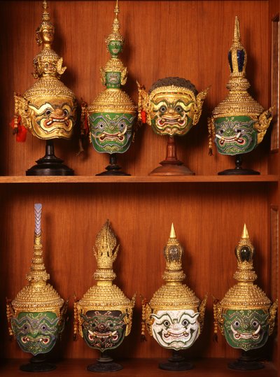 Maszkok Khon színházhoz (kerámia és fém) alkotó: Thai School