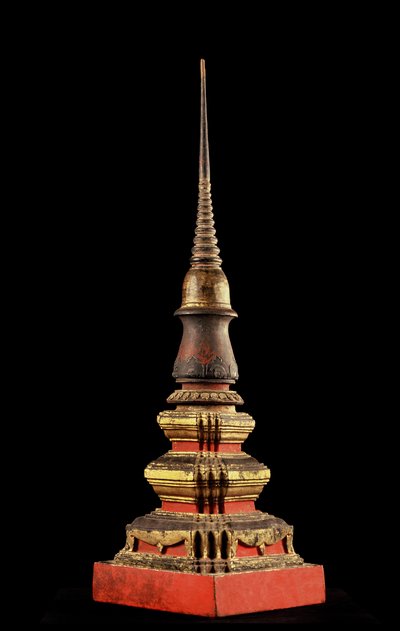 Chedi vagy ereklyetartó torony makettje (fa) alkotó: Thai School