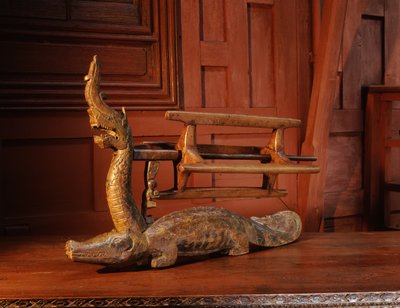 Golyogcsévélő aligátor formájú, Naga fejével (fa) alkotó: Thai School