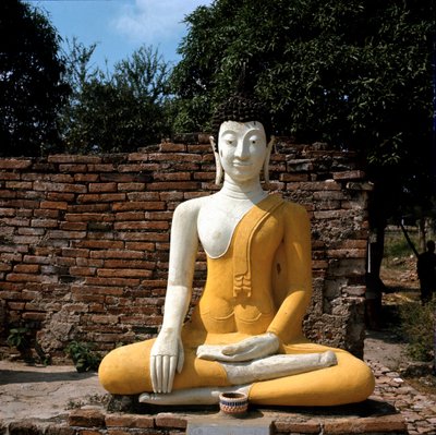 Buddha szobra a templomon kívül alkotó: Thai Thai