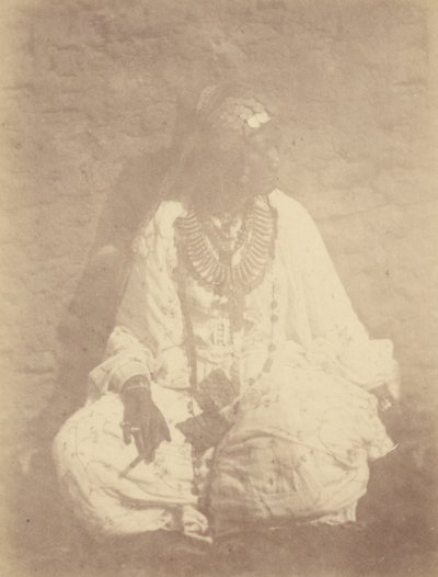 [Portré egy falnál ülő észak-afrikai nőről] alkotó: Théodule Devéria