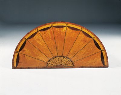 III. György intarziás félholdas komód, 1760-79 körül (szaténfa, amaránt és tulipánfa) alkotó: Thomas (attr.to) Chippendale
