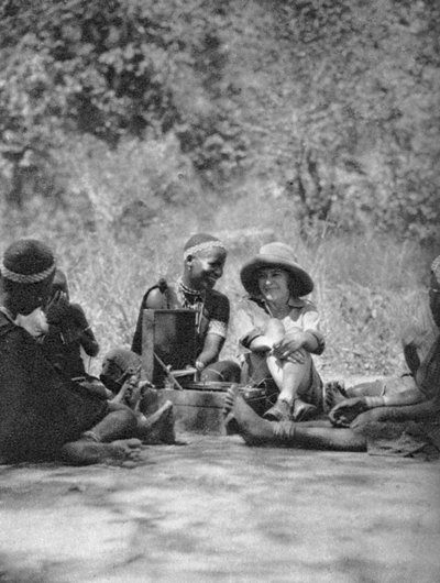 Gramofon hallgatása, Bulawayo Dettnek, Rhodesia, c1924-c1925 1927 alkotó: Thomas A. Glover
