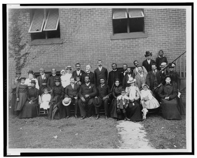Az Atlanta, Georgia állambeli First Congregational Church tagjai a téglatemplom előtt pózoltak alkotó: Thomas Askew