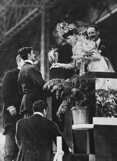 Alexandra királynő különleges kupát adott át Dorandónak, hogy megemlékezzen az 1908. júliusi olimpiai maratoni győzelemért tett nagy erőfeszítéséről. alkotó: Thomas E. and Horace Grant Grant