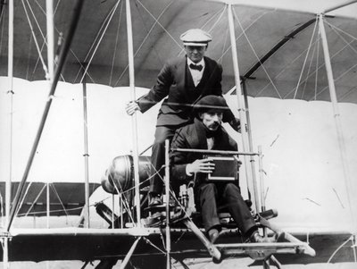 Thomas E. Grant Lewis Turner úrral egy repülő gépben a napfogyatkozás fényképezésére, 1912 alkotó: Thomas E. and Horace Grant Grant