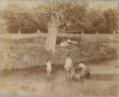 [Három gyerek és egy kutya játszik a patakban, 1883. július 4.], 1883., 1883. alkotó: Thomas Eakins