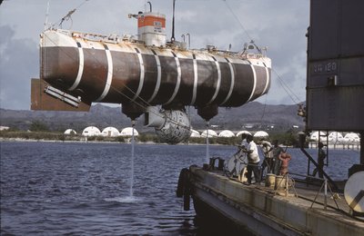 A Trieste tengeralattjáró, Apra Harbor, Guam, 1960 körül (fotó) alkotó: Thomas J. Abercrombie