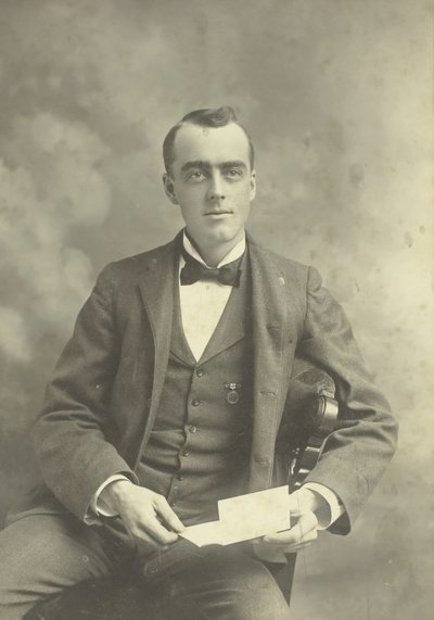 Névtelen ülő férfi portréja, 18801899. alkotó: Thompson Studio