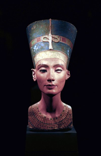 Nefertiti mellszobra (Kr. e. 1370-től 1330-ig) Ehnaton egyiptomi fáraó nagy királyi felesége (fő hitvese). Nefertiti és férje a vallási forradalomról voltak ismertek. Egyetlen istent kezdtek imádni, Atont, a napkorongot. alkotó: Thutmose Thutmose