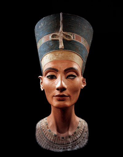 Nefertiti mellszobra (Kr. e. 1370-től 1330-ig) Ehnaton egyiptomi fáraó nagy királyi felesége (fő hitvese). Nefertiti és férje a vallási forradalomról voltak ismertek. Egyetlen istent imádtak, Atont, a napkorongot. alkotó: Thutmose Thutmose