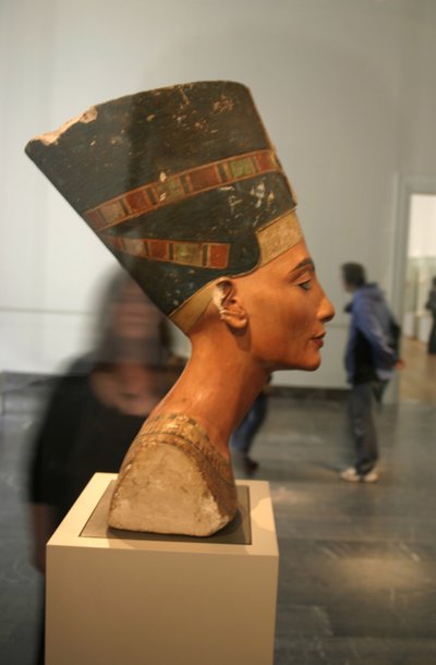 Nefertiti mellszobra (Kr. e. 1370-től 1330-ig) Ehnaton egyiptomi fáraó nagy királyi felesége (fő hitvese). Nefertiti és férje a vallási forradalomról voltak ismertek. Egyetlen istent kezdtek imádni, Atont, a napkorongot. alkotó: Thutmose Thutmose