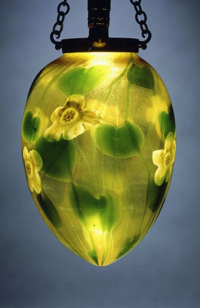 Függő lámpás, zöld levelekkel, szőlővel és sárga irizáló virágokkal díszítve, alkotó: Tiffany Studios