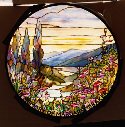 Ablak naplementével és hegyekkel, Tiffany Studios, 1900 körül alkotó: Tiffany Studios