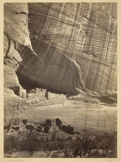 Ősi romok a Cañon de Chelle-ben, N.M. A jelenlegi Cañon-meder felett 50 láb magasan egy fülkében. alkotó: Timothy O