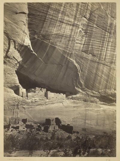 Ősi romok a Canyon de Chellyben, N.M., egy fülkében, 50 lábbal a jelenlegi Canyon-ágy felett, 1873 alkotó: Timothy OSullivan