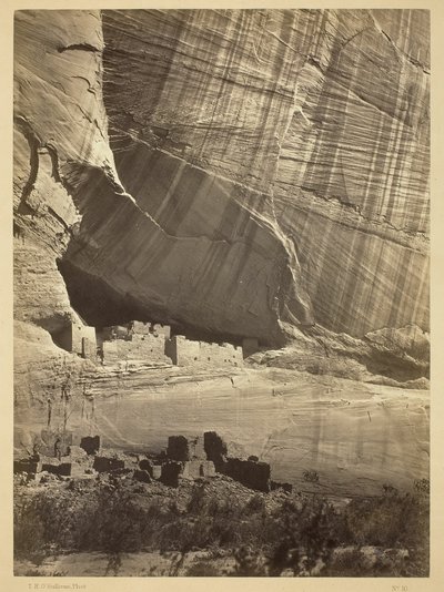 Ősi romok a Cañon de Chelle-ben, N.M. A jelenlegi Cañon-meder felett 50 láb magasan egy fülkében. alkotó: Timothy O
