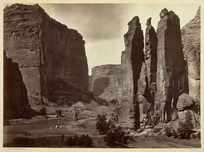 Cañon de Chelle, a Grand Cañon falai, kb. 1200 láb magasak. alkotó: Timothy O