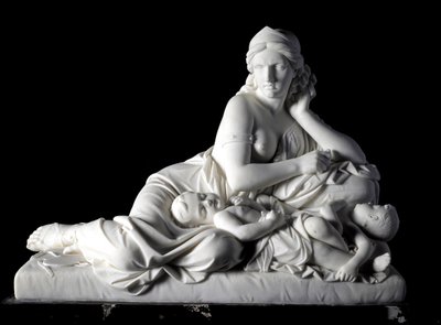 Medee gyermekei meggyilkolására gondol Tommaso Solari (1820-1897) márványszobra 1863. Dim. 60x80x38 cm Odone di savoia herceg gyűjteményéből. Genes, Art Gallery Moderna, inv. 744 alkotó: Tommaso Solari