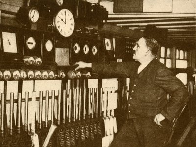 Napi időjel rögzítése a Liverpool Street állomáson, Londonban és az északkeleti vasútvonalon, 1930. alkotó: Topical Press Agency