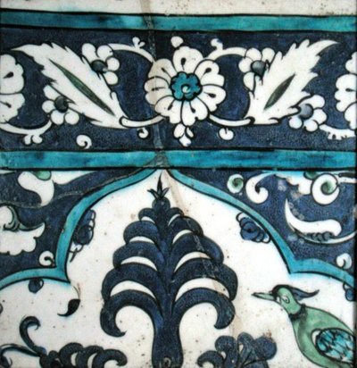 Iznik csempe virágmintával és szegéllyel (cserép, színes alátéttel) alkotó: Turkish School