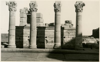 A római nimfaház oszlopcsarnoka, Dendera, Egyiptom, Ugo Monneret de Villard fotója. alkotó: Ugo Monneret de Villard