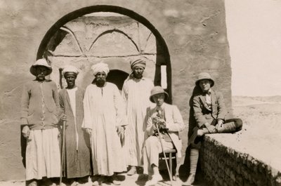 Négy munkás, Ferdinando Reggiori építész és Ugo Monneret de Villard régész a Szent Simeon kolostorban, Asszuán, Egyiptom, fotó: Ugo Monneret de Villard alkotó: Ugo Monneret de Villard