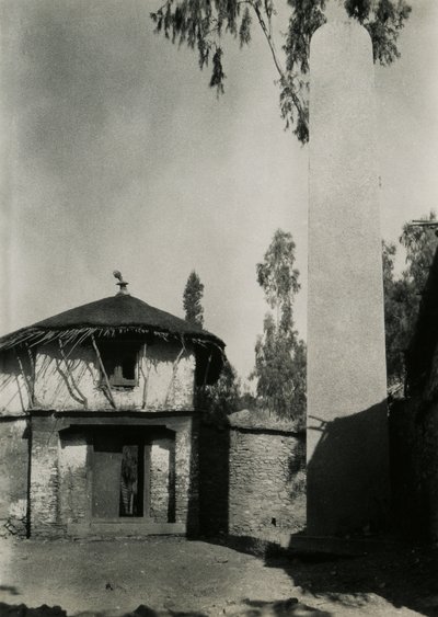 Ház a sztélé mellett, Axum, Etiópia, Ugo Monneret de Villard fotója. alkotó: Ugo Monneret de Villard