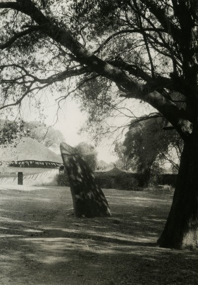 Sztélé Axumban, Etiópiában, Ugo Monneret de Villard fotója, 1937 körül. alkotó: Ugo Monneret de Villard