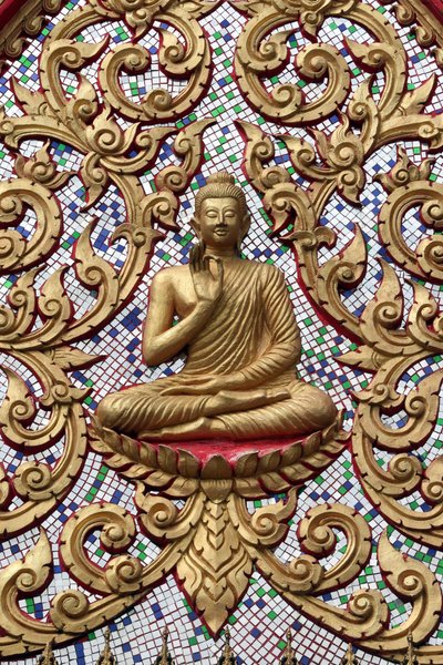 20151102, Vang Vieng, Laosz : Arany domborművekkel díszített bejárati ajtó. A Tanító Buddha Buddha életének egy adott pillanatát ábrázolja, nevezetesen az első prédikációt, amelyet Buddha a megvilágosodás elérése után tartott. alkotó: Unbekannt
