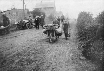 Egy brit katona egy nőnek segített visszatérni a falujába, Franciaországba, 1918-ban alkotó: Unbekannt