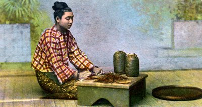 Egy burmai nő, aki szivart készít, 1900-as évek alkotó: Unbekannt