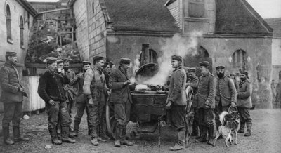 Német hadsereg terepi konyhája egy francia faluban, I. világháború, 1915 alkotó: Unbekannt
