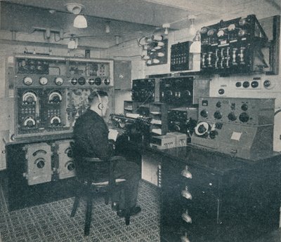 Egy Marconi vezeték nélküli operátor vezeték nélküli üzeneteket kap, amikor a brit császárnő átkel az Atlanti-óceánon alkotó: Unbekannt