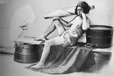 Egy marquesai nő, akinek a lábak alsó része teljesen tetovált, 1902 alkotó: Unbekannt