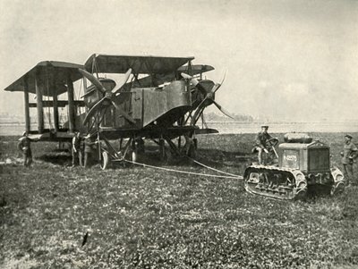 Egy kismotoros traktor hatalmas R.A.F-et kap Bombázógép pozícióba..., 1919. alkotó: Unbekannt