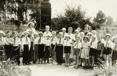 Fiatal Pioneers egység Jaltában, Krímben, Szovjetunióban, 1950-es években alkotó: Unbekannt