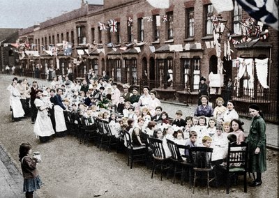Gyermek teaparti a londoni East End Streeten, a Versailles-i békeszerződés megünneplésére at&t alkotó: Unbekannt